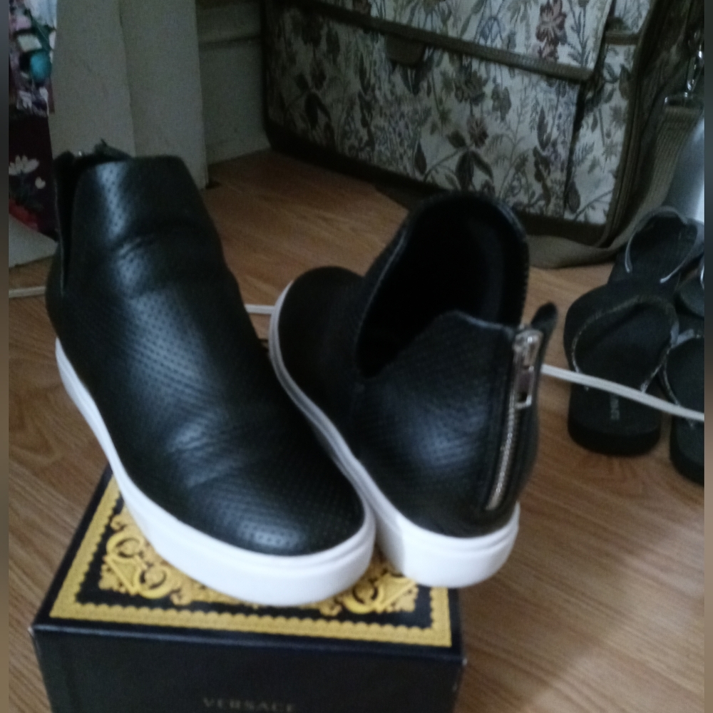 Size 7.5 black .....zipper back super cute